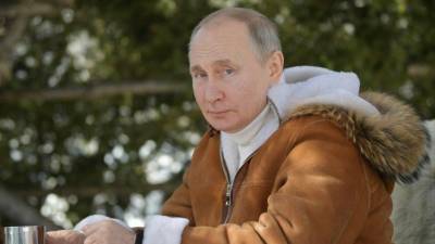 Владимир Путин - Дубленка президента семейного пошива: где создавалась главная «фэшн-интрига» сезона - 5-tv.ru - Санкт-Петербург