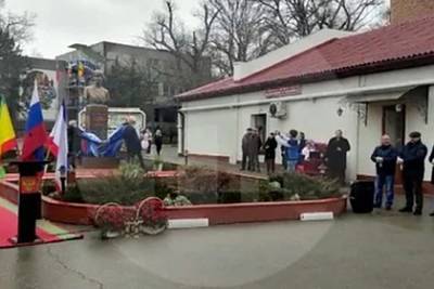 В Крыму появился памятник Доктору Лизе - lenta.ru - Крым - Евпатория