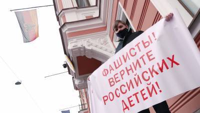 Ангела Меркель - Одиночный пикет в поддержку семьи Зайберт прошел в Петербурге. - riafan.ru - Санкт-Петербург - Новосибирск - Берлин - Вена