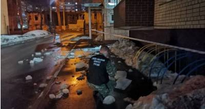 В Вологде упавшая с крыши глыба льда едва не убила ребёнка в коляске - reendex.ru - Вологда