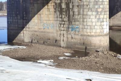В Твери снова сильно обмелела Волга: до опор моста можно дойти пешком - tver.mk.ru - Тверь