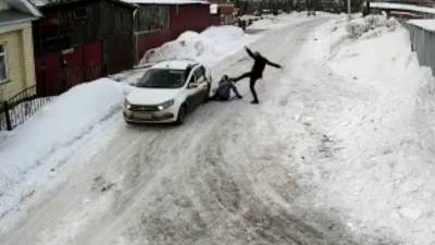 Пьяный хулиган протаранил машиной соцработницу и жестоко ее избил. Видео - vesti.ru - респ. Татарстан