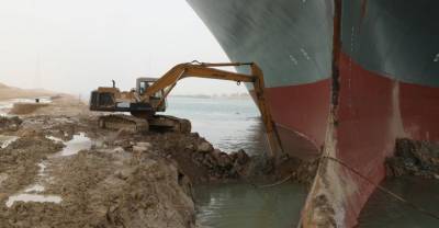 Усама Рабиа - 321 судно застряло в очереди на проход через Суэцкий канал из-за севшего на мель контейнеровоза - reendex.ru - Египет