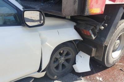 В Сочи легковое авто врезалось в грузовик, попавший в ДТП - kuban.mk.ru - Сочи