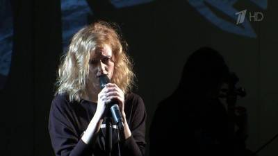 Виктор Цой - В «Современнике» в День театра представляют спектакль «Живой» о Викторе Цое - 1tv.ru
