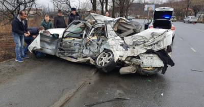 Автобус с детьми столкнулся с легковушкой в Приморье, погиб человек - ren.tv - Приморье край - Партизанск