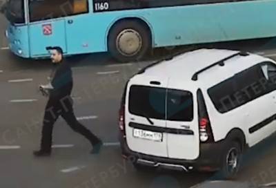 Агрессивный водитель с топором набросился на чужой автомобиль в центре Петербурга - online47.ru - Санкт-Петербург