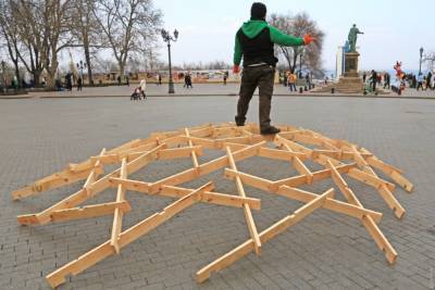 Леонардо Да-Винч - Одесский предприниматель устроил необычный перформанс и «посостязался» с Дюком (фото) - odessa-life.od.ua - Одесса - Строительство