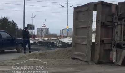 Водитель самосвала, упавшего из-за легковушки, получил травмы - nashgorod.ru