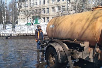 Коммунальщики откачивают воду с улиц в Автозаводском районе - vgoroden.ru - Нижний Новгород