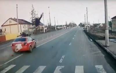 Видео: в Тосно машина сбила двух девушек-подростков, одна из них скончалась - ivbg.ru