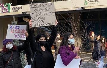 Тайип Эрдоган - Тысячи женщин вышли на протесты в Стамбуле из-за решения Эрдогана - charter97.org - Турция - Анкара - Стамбул