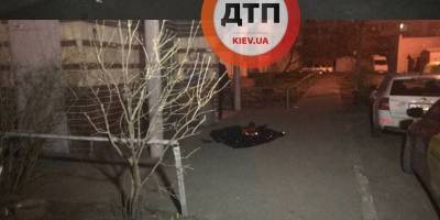 В Киеве на Маяковского возле подъезда нашли мертвым мужчину с веревкой на шее – фото - ТЕЛЕГРАФ - telegraf.com.ua - Киев
