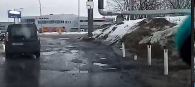 Отремонтированная год назад дорога развалилась в Петрозаводске (ВИДЕО) - stolicaonego.ru - Петрозаводск - республика Карелия