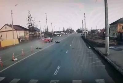 На камеры попало жуткое ДТП: женщина на чужой иномарке распластала школьниц по трассе, одна из них погибла - bloknot.ru - Ленинградская обл.