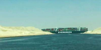 Пробка в Суэцком канале стала видна за десятки километров (видео) - lenta.ua - Египет