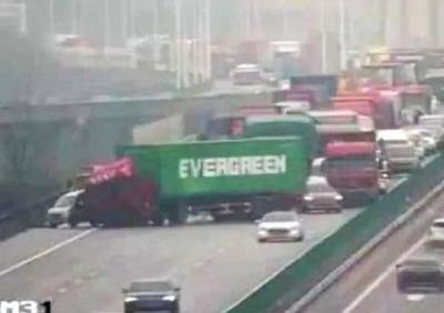 В Китае грузовик компании Evergreen заблокировал движение по автотрассе - ya62.ru - Китай - Голландия