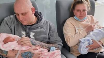 Чудом выжившая сестра нежно обняла брата-близнеца в инкубаторе, встретив его впервые после рождения - reendex.ru - Англия