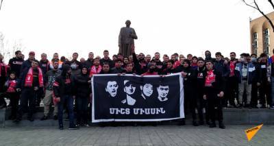 "Вперед, Армения": футбольные фанаты провели шествие в поддержку игроков сборной - видео - ru.armeniasputnik.am - Армения - Ереван - Исландия