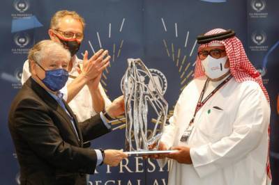 Роман Грожан - Жан Тодт - Жан Тодт наградил маршалов Гран При Бахрейна - f1news.ru - Бахрейн