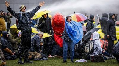 В Амстердаме полиция применила против демонстрантов водометы - iz.ru - Амстердам - Гаага