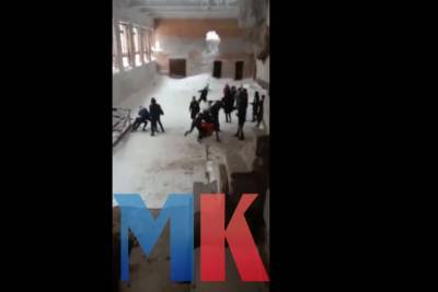 Шокирующие видео: в Игарке молодежь массово дерется в «бойцовском клубе» - kras.mk.ru - Красноярск