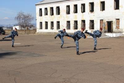 В Улан-Удэ омоновцы познакомили жителей с «Тигром» и накормили солдатской кашей - ulan.mk.ru - Улан-Удэ - респ.Бурятия