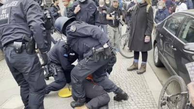 Ангела Меркель - В Берлине задержаны десятки участников антиковидного митинга - eadaily.com - Берлин