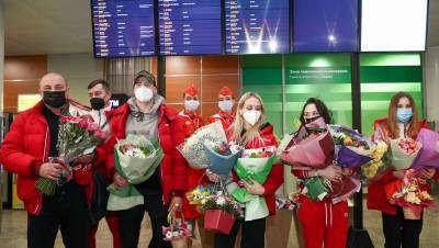 Сборную России по фигурному катанию встретили в аэропорту гимном - gazeta.ru - Швеция - Стокгольм