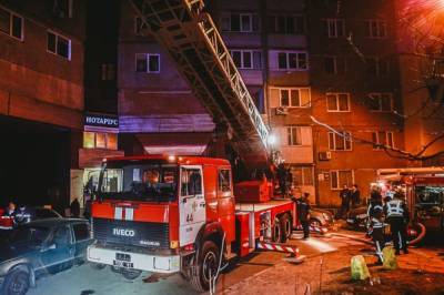 В Киеве пожарные спасли 3 человек: но сгорели 2 дивана и телевизор - 24tv.ua - Киев - район Голосеевский