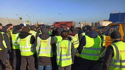 В Петербурге бастуют водители одного из крупнейших отечественных DIY-ретейлеров - znak.com - Санкт-Петербург
