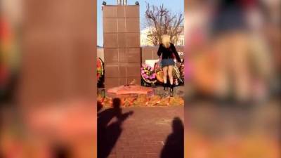 В Воронежской области женщина в короткой юбке станцевала у "Вечного огня" - piter.tv - Воронеж - Воронежская обл.