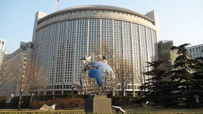Чжао Лицзянь - Китай обвинил США в давлении на авторов доклада о происхождении COVID-19 - iz.ru - Вашингтон