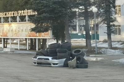 В администрации муниципалитета Тверской области отреагировали на инсталляцию с шинами - tver.mk.ru - Тверская обл. - район Конаковский