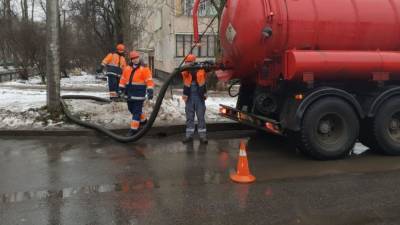 Власти Петербурга пояснили причину поливки улиц водой во время дождя - nation-news.ru - Санкт-Петербург - район Фрунзенский