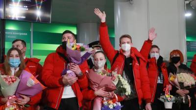 Елизавета Туктамышева - Анна Щербакова - Александра Трусова - 201 роза для Щербаковой, пудель Трусовой и гимн страны: как российских фигуристов встречали в Москве после ЧМ - russian.rt.com - Москва - Стокгольм