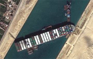Снятое с мели судно вновь встало почти поперек Суэцкого канала - charter97.org - Панама
