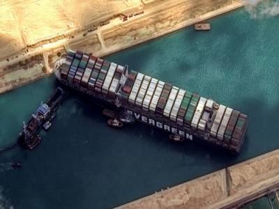 Контейнеровоз, снятый утром с мели, вновь заблокировал Суэцкий канал в другом месте - rusjev.net - Египет