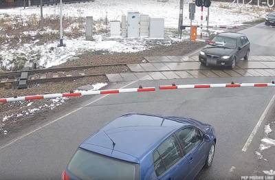 Мазду нарушителя пронзил шлагбаум на ж/д переезде - zr.ru