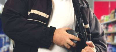 Росгвардейцы в Карелии продолжают ловить покупателей, пытающихся пронести товары мимо кассы - stolicaonego.ru - Беломорск - республика Карелия