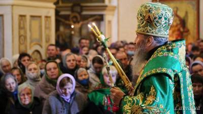 Несмотря на запрет: в лавре сотни монахов и киевлян без масок молились за спасение от COVID-19 - 24tv.ua - Киев - Новости