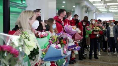 Виктория Синицина - Анна Щербакова - Дмитрий Козловский - Александра Бойкова - Никита Кацалапов - В Москве встретили нашу сборную по фигурному катанию - 1tv.ru - Москва