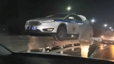 В Подмосковье полицейский автомобиль завис на отбойнике - vesti.ru - Москва - Московская обл. - Подольск