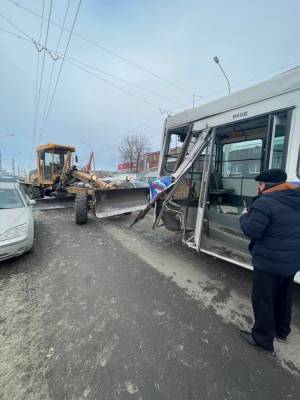 В Миассе автогрейдер во время очистки дороги столкнулся с троллейбусом. Есть пострадавшие - znak.com - Миасс