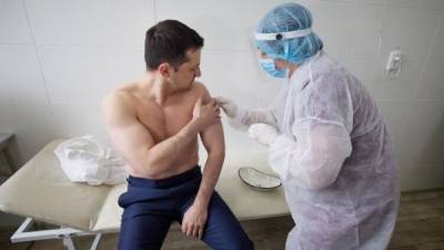 Владимир Зеленский - Зеленский вакцинировался перед камерами - nakanune.ru - Украина - ЛНР