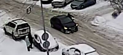 Пешеход напал на автомобиль в Петрозаводске (ВИДЕО) - stolicaonego.ru - Петрозаводск - республика Карелия