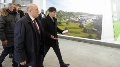 Михаил Мишустин - Мишустин посетил будущий агропарк на Алтае и заинтересовался напитком из чаги - mir24.tv - респ. Алтай
