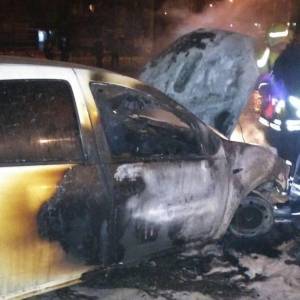 На ул. Чаривной в Запорожье сгорели три автомобиля. Фото - reporter-ua.com - Запорожская обл. - Запорожье - Sandero - район Шевченковский