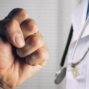 Схватил за шею и бил об стену: в Запорожье будут судить мужчину, который избил медика - reporter-ua.com - Запорожская обл. - Запорожье