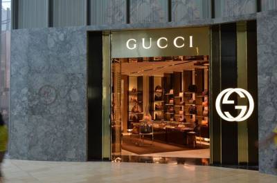 Владелец Gucci займется перепродажей подержанных сумок - abnews.ru - Париж